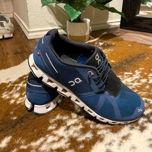 On Navy Cloud in Men’s Size 10 in GREAT condition! Worn a few times!